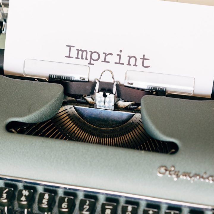 Eine Schreibmaschine mit dem Wort "Imprint" auf dem Papier.